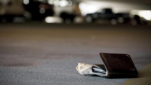 Ilustrasi menemukan uang di jalan.